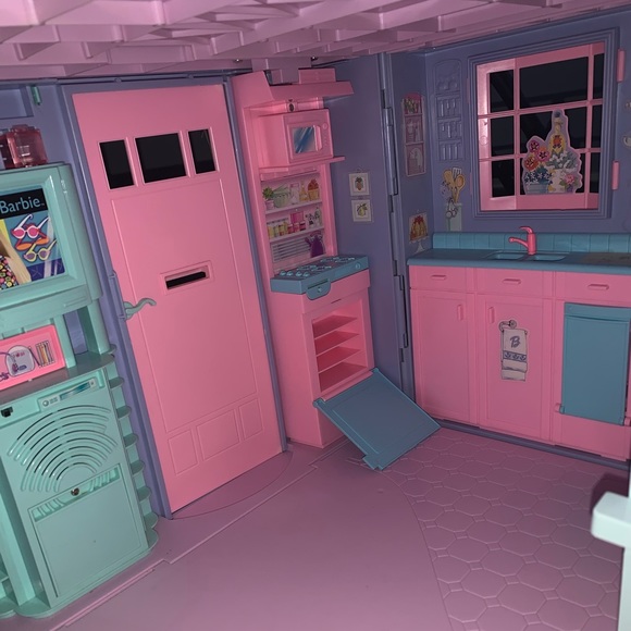 COPY - Barbie Interactive Foldable Townhouse Dollhouse - Picture 5 of 9